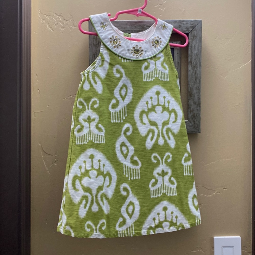 Green little girls dress. 100% cotton.